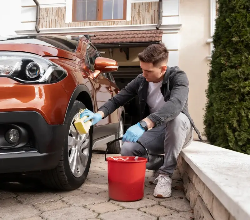 Lavage auto à domicile Deux Sevres : professionnel intervenant sur un véhicule